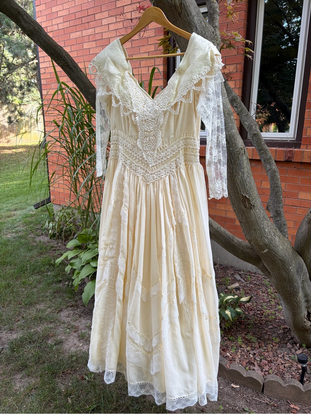 1990s Jessica McClintock Cream Lace Wedding Gown